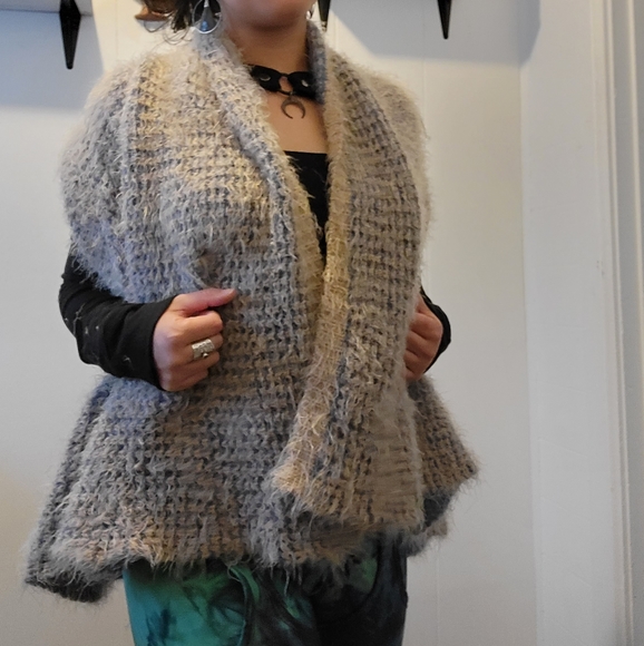 Simply Noelle. Fuzzy Shawl - Picture 2 of 4